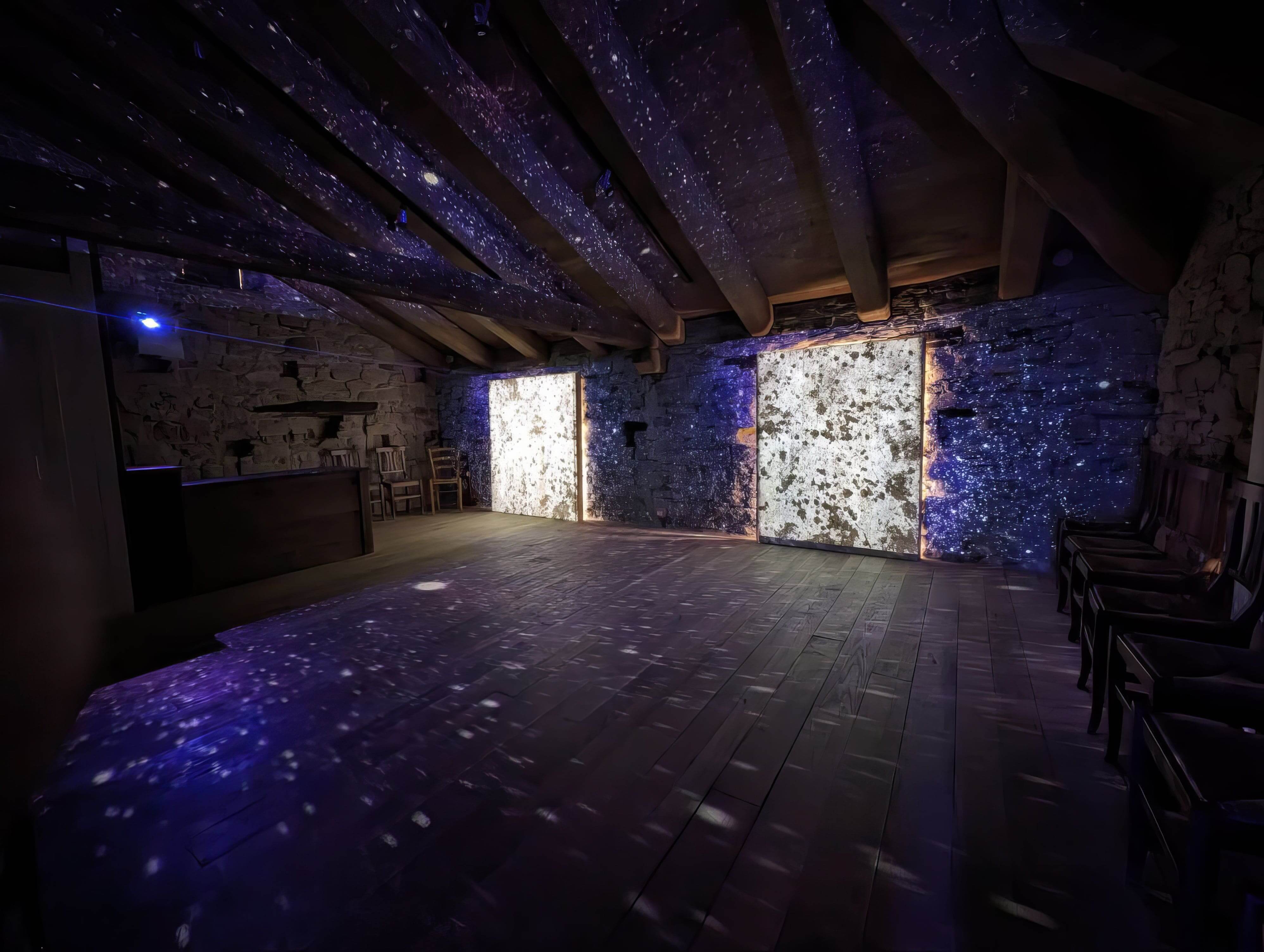 Persona che indossa un visore VR, rappresentando un'esperienza immersiva